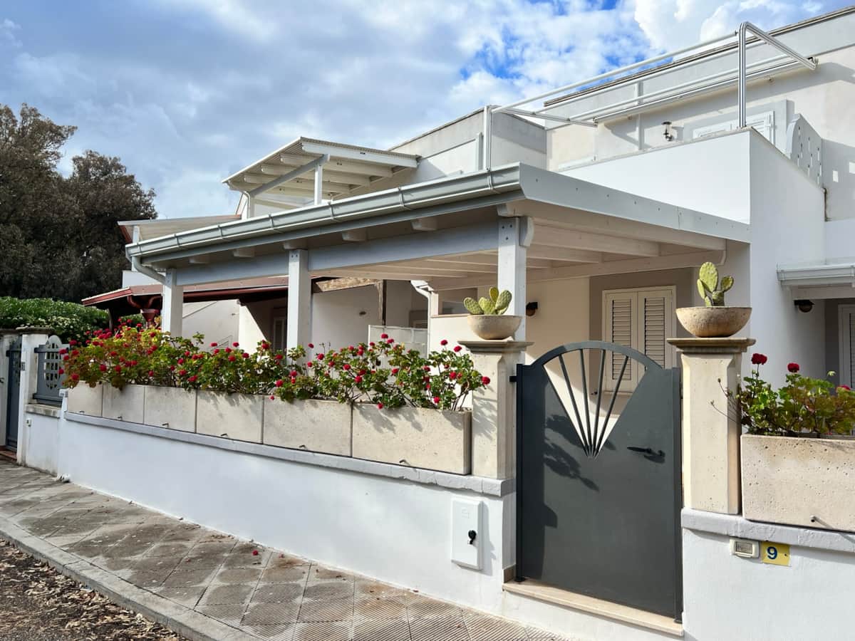 Esterno bianco di Villetta delle Rose con portico e fiori